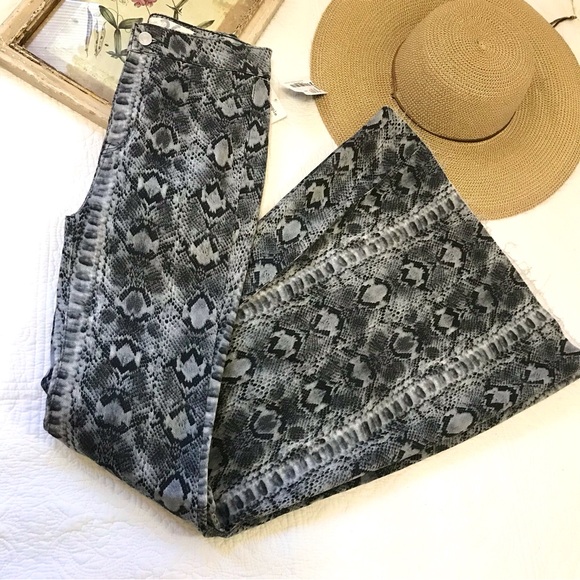 NWT We the Free Just Float On Flare Jeans - Picture 6 of 16